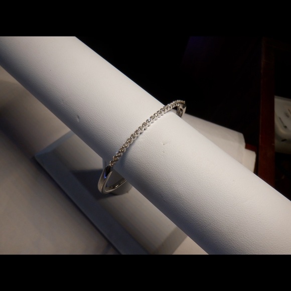 14k white gold diamond bangle bracelet - Picture 5 of 6